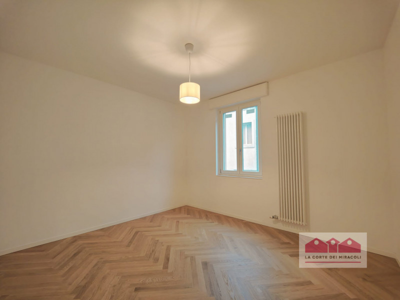 CENTRO STORICO: BELLISSIMO TRICAMERE COMPOSTO DA SOGGIORNO CON ANGOLO COTTURA, TRE CAMERE, DUE BA...