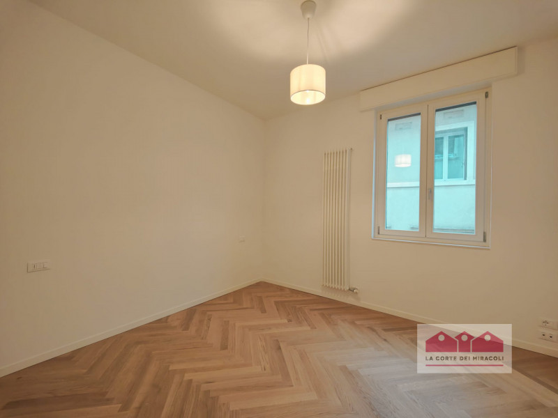 CENTRO STORICO: BELLISSIMO TRICAMERE COMPOSTO DA SOGGIORNO CON ANGOLO COTTURA, TRE CAMERE, DUE BA...