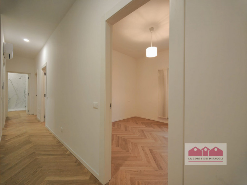 CENTRO STORICO: BELLISSIMO TRICAMERE COMPOSTO DA SOGGIORNO CON ANGOLO COTTURA, TRE CAMERE, DUE BA...