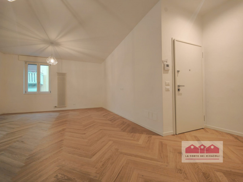 CENTRO STORICO: BELLISSIMO TRICAMERE COMPOSTO DA SOGGIORNO CON ANGOLO COTTURA, TRE CAMERE, DUE BA...