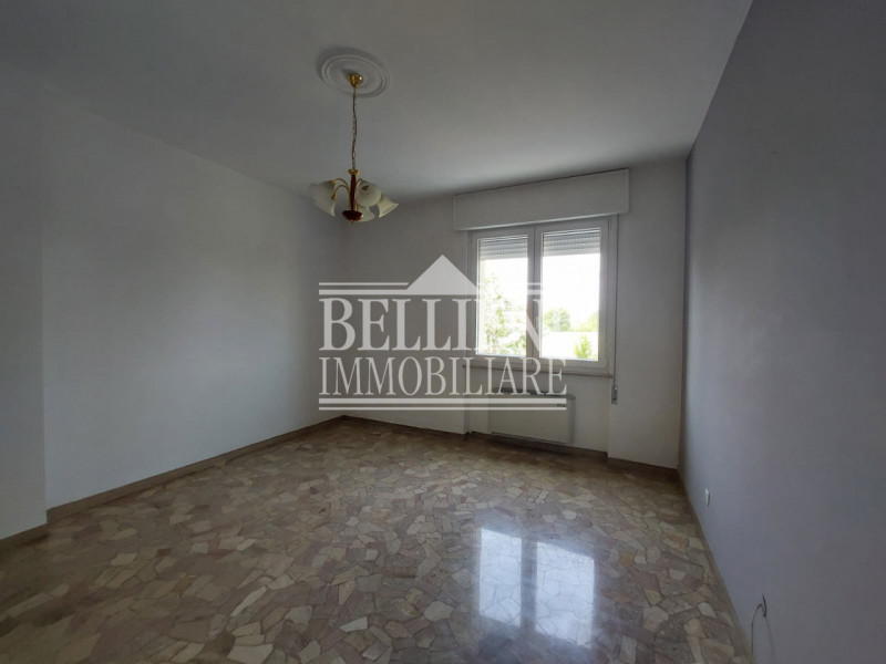 ZONA POLEGGE - Proponiamo in locazione un ampio appartamento tricamere ristrutturato ma non arred...