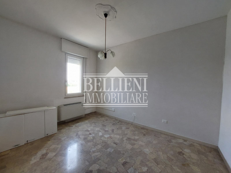 ZONA POLEGGE - Proponiamo in locazione un ampio appartamento tricamere ristrutturato ma non arred...