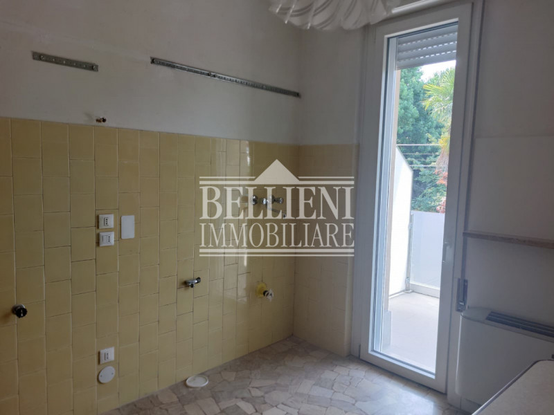 ZONA POLEGGE - Proponiamo in locazione un ampio appartamento tricamere ristrutturato ma non arred...