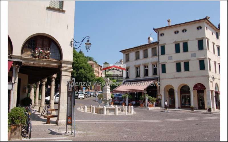 Vendesi palazzo storico in centro storico ad Asolo. Il palazzo si sviluppa su di una superficie d...