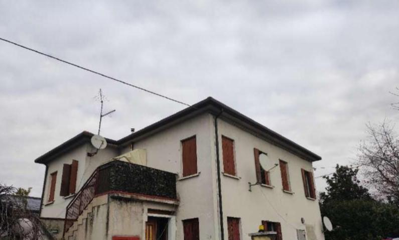 Alloggio al primo piano di una bifamiliare con ingresso indipendente e cortile di pertinenza: sol...