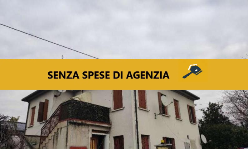 Alloggio al primo piano di una bifamiliare con ingresso indipendente e cortile di pertinenza: sol...