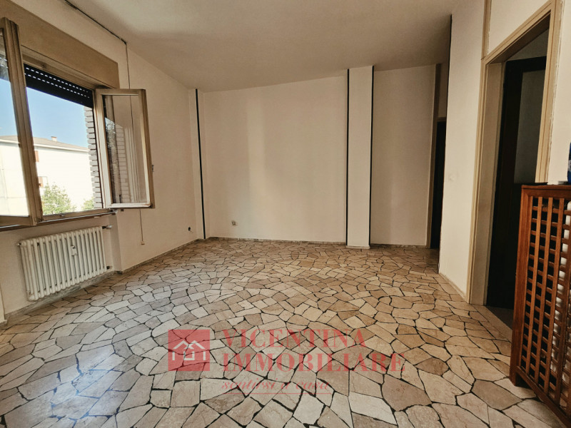 VICENZA - San Bortolo: Nel cuore del quartiere a due passi da scuole e piscine, vendesi BICAMERE ...