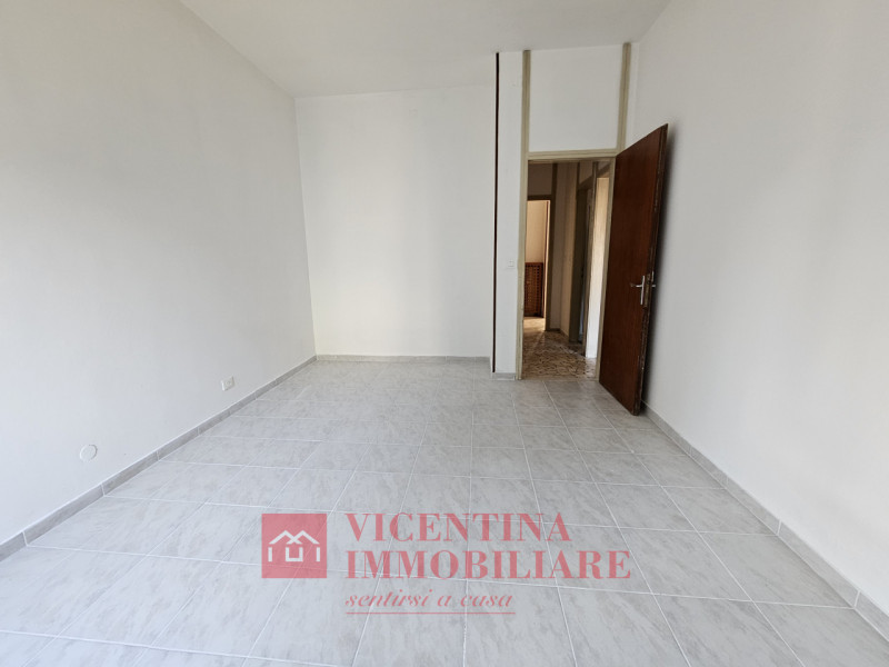 VICENZA - San Bortolo: Nel cuore del quartiere a due passi da scuole e piscine, vendesi BICAMERE ...