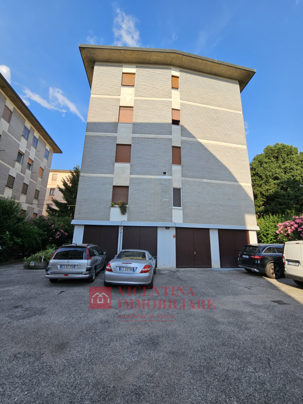 VICENZA - San Bortolo: Nel cuore del quartiere a due passi da scuole e piscine, vendesi BICAMERE ...