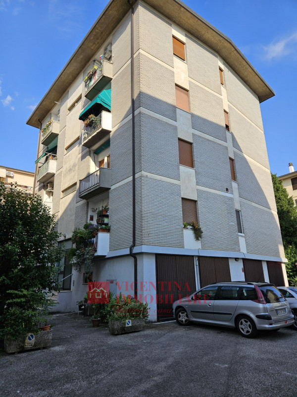 VICENZA - San Bortolo: Nel cuore del quartiere a due passi da scuole e piscine, vendesi BICAMERE ...