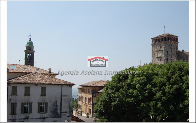 Vendesi palazzo storico in centro storico ad Asolo. Il palazzo si sviluppa su di una superficie d...