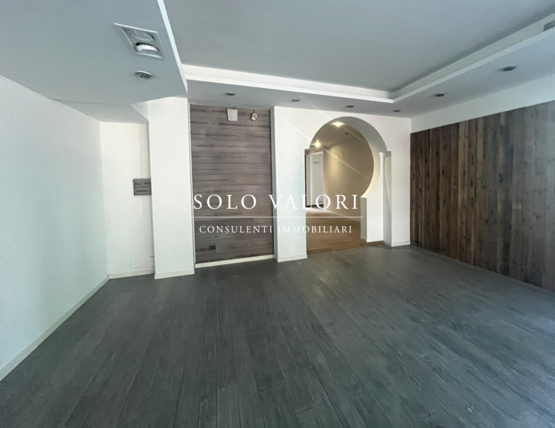 Rif. D234 (per info 338 9387816 Matteo - 393 1710719 Fabrizio)

Proponiamo in locazione capannone...
