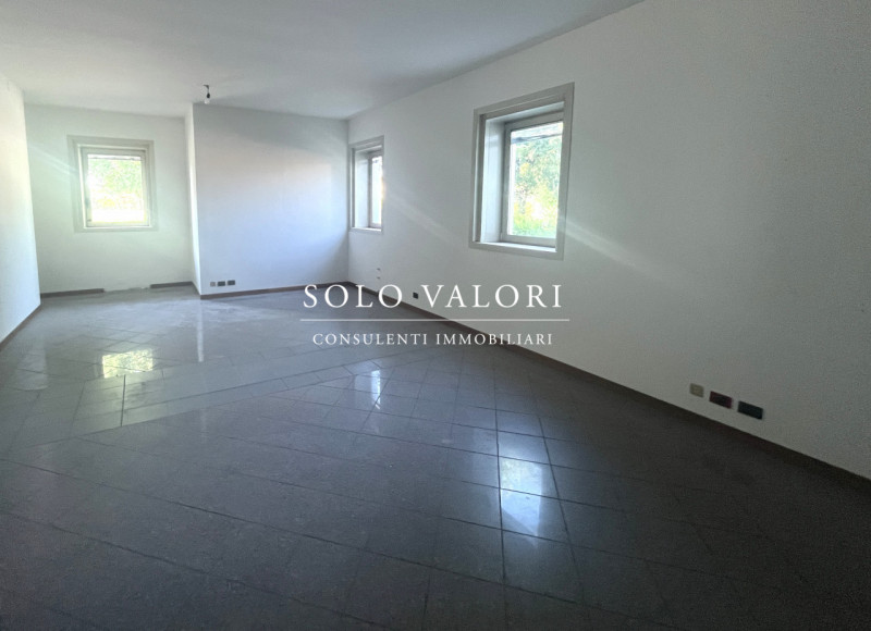 Rif. D234 (per info 338 9387816 Matteo - 393 1710719 Fabrizio)

Proponiamo in locazione capannone...