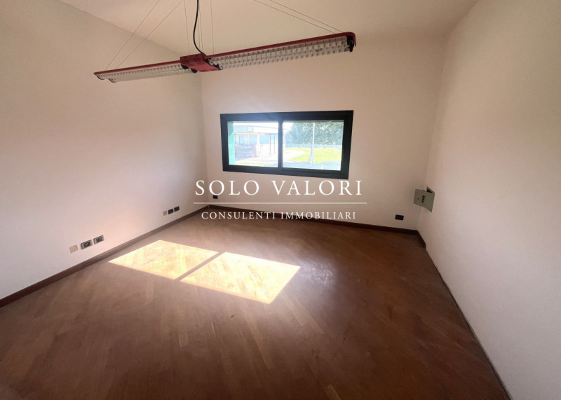 Rif. D234 (per info 338 9387816 Matteo - 393 1710719 Fabrizio)

Proponiamo in locazione capannone...