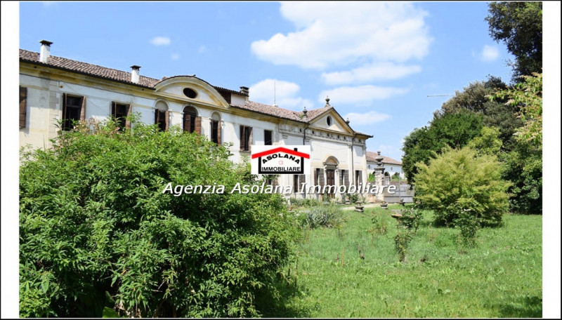 Vendesi Villa Veneta  con parco e laghetto privato in centro a Catello di Godego.
La villa di gen...