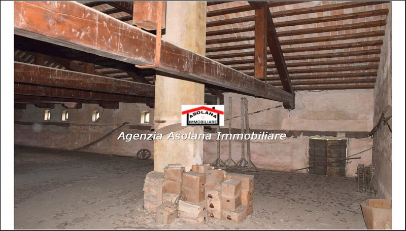 Vendesi Villa Veneta  con parco e laghetto privato in centro a Catello di Godego.
La villa di gen...