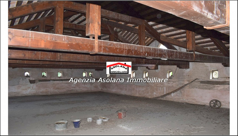Vendesi Villa Veneta  con parco e laghetto privato in centro a Catello di Godego.
La villa di gen...