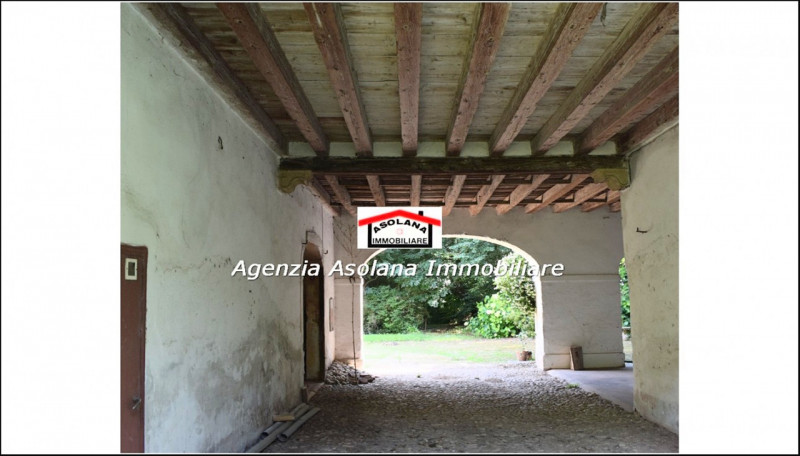Vendesi Villa Veneta  con parco e laghetto privato in centro a Catello di Godego.
La villa di gen...