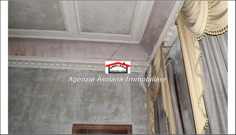Vendesi Villa Veneta  con parco e laghetto privato in centro a Catello di Godego.
La villa di gen...