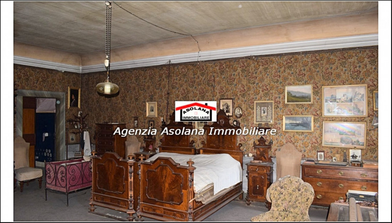 Vendesi Villa Veneta  con parco e laghetto privato in centro a Catello di Godego.
La villa di gen...