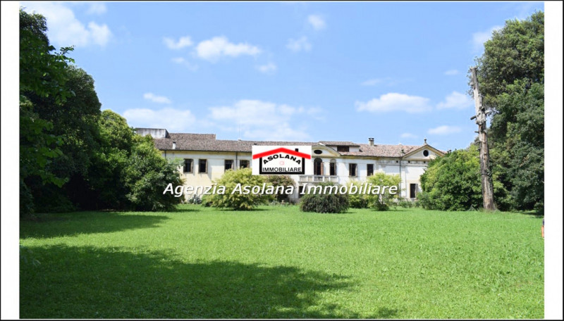 Vendesi Villa Veneta  con parco e laghetto privato in centro a Catello di Godego.
La villa di gen...