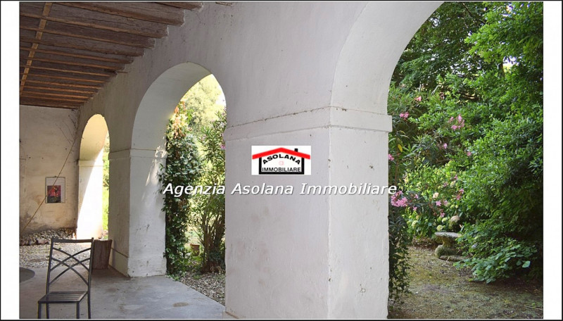 Vendesi Villa Veneta  con parco e laghetto privato in centro a Catello di Godego.
La villa di gen...
