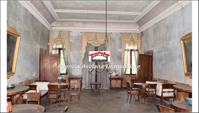 Vendesi Villa Veneta  con parco e laghetto privato in centro a Catello di Godego.
La villa di gen...
