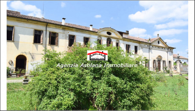 Vendesi Villa Veneta  con parco e laghetto privato in centro a Catello di Godego.
La villa di gen...
