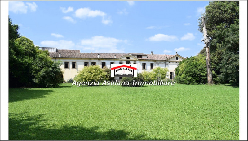 Vendesi Villa Veneta  con parco e laghetto privato in centro a Catello di Godego.
La villa di gen...