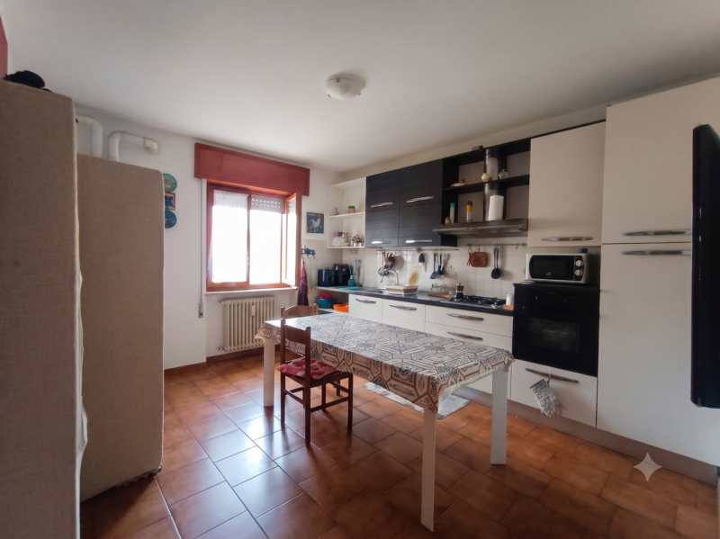 Proponiamo in vendita un ampio appartamento quadrilocale di circa 95mq situato nel comune di Loni...