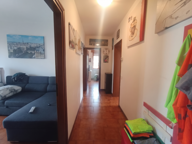 Proponiamo in vendita un ampio appartamento quadrilocale di circa 95mq situato nel comune di Loni...