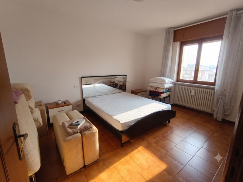 Proponiamo in vendita un ampio appartamento quadrilocale di circa 95mq situato nel comune di Loni...