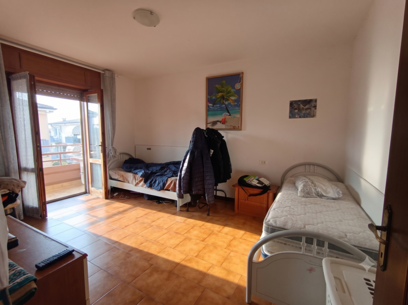 Proponiamo in vendita un ampio appartamento quadrilocale di circa 95mq situato nel comune di Loni...