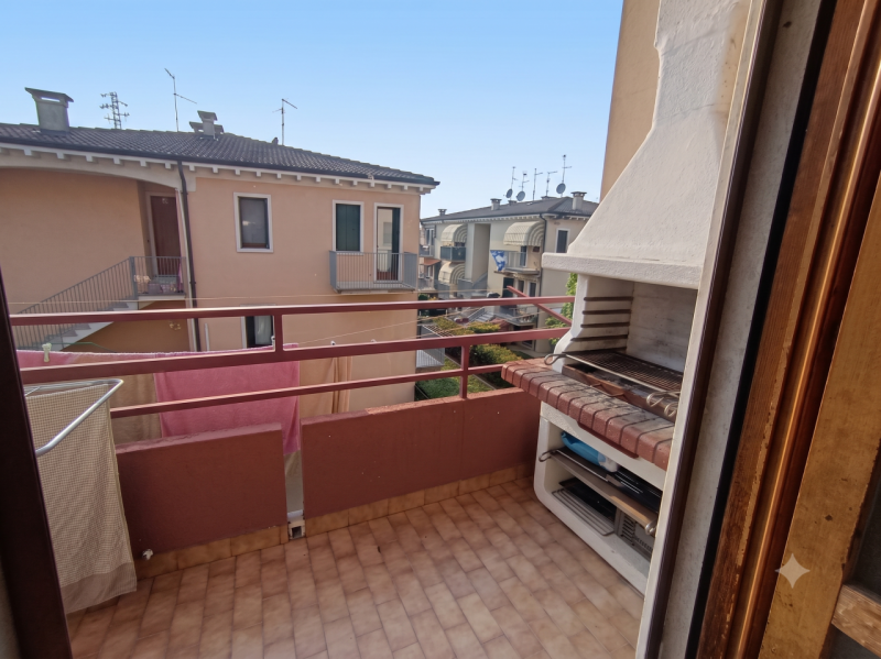 Proponiamo in vendita un ampio appartamento quadrilocale di circa 95mq situato nel comune di Loni...