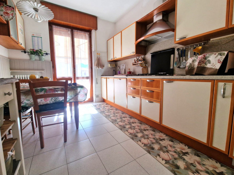 UBICAZIONE E CONTESTO

Proponiamo in vendita un appartamento tricamere biservizi situato al terzo...