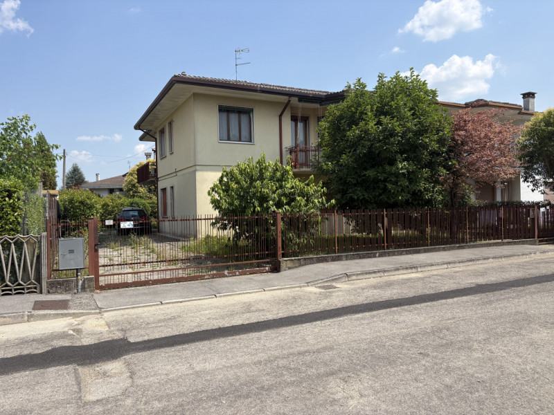 In una tranquilla zona residenziale, a pochi passi dal centro di Torreglia e comoda a tutti i pri...