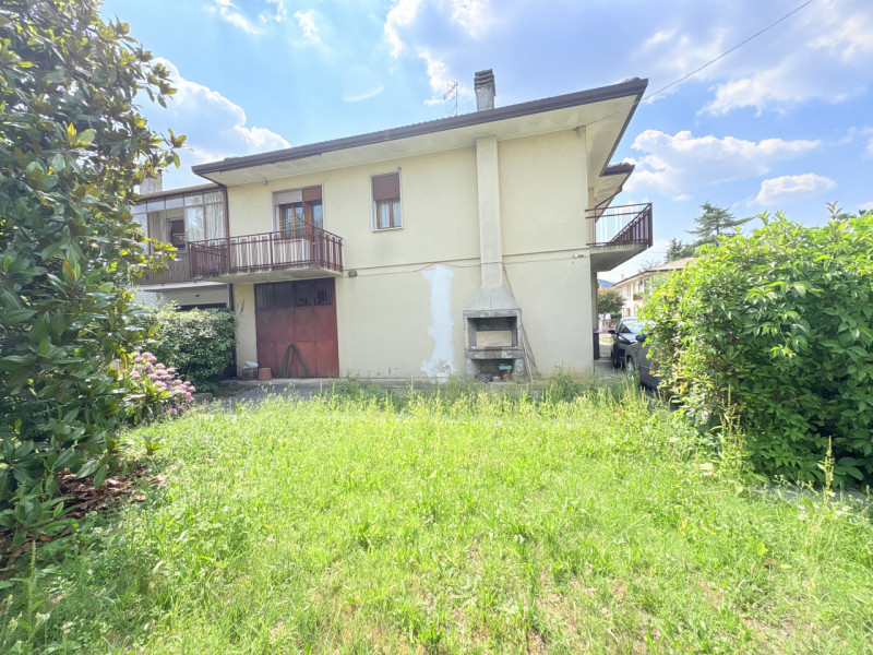 In una tranquilla zona residenziale, a pochi passi dal centro di Torreglia e comoda a tutti i pri...