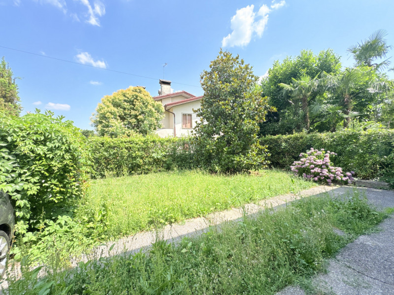 Nel cuore di Torreglia, in un tranquillo quartiere residenziale comodo a tutti i principali servi...