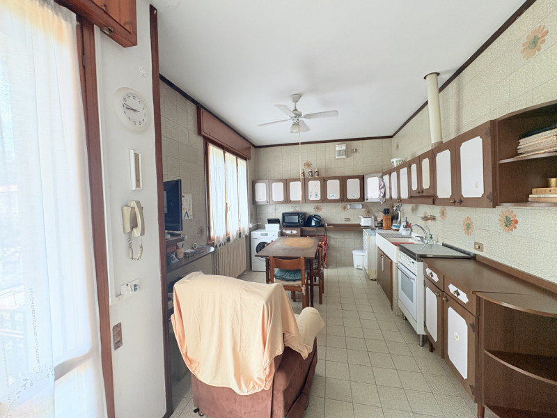Nel cuore di Torreglia, in un tranquillo quartiere residenziale comodo a tutti i principali servi...