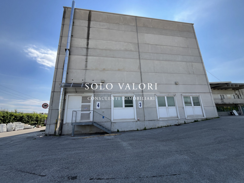 Rif. D203C (per info 393 1710719 Fabrizio). Solo Valori propone in locazione una porzione di un c...