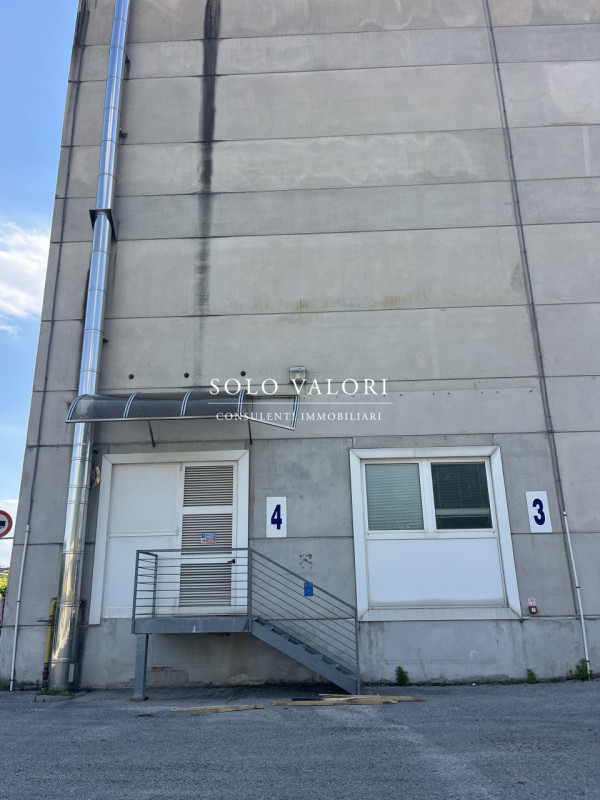 Rif. D203d (per info 393 1710719 Fabrizio). Solo Valori propone in locazione una porzione di un c...