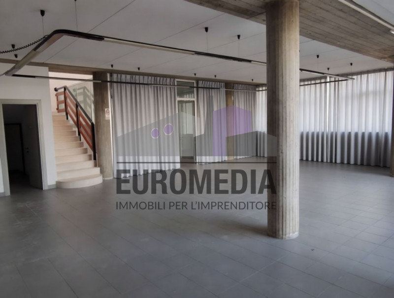 BRENDOLA: Rif. 1495_c_ANTONIO - Per info 338.4892021 – EUROMEDIA propone in zona commerciale, un ...