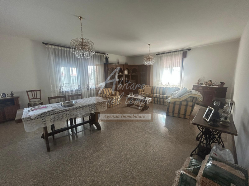 CAMPAGNATI DI TEZZE SUL BRENTA (VI)

In posizione strategica e centralissima a Campagnari di Tezz...
