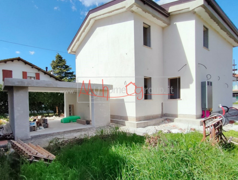 SELVAZZANO - (Rif.V084-s) - Proponiamo in vendita nuova porzione di  bifamiliare al grezzo, situa...