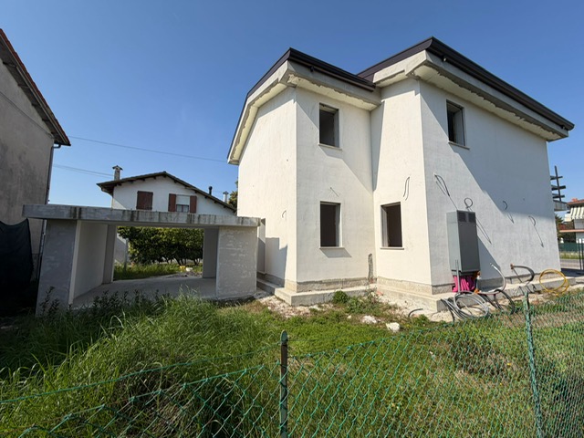 SELVAZZANO - (Rif.V084-s) - Proponiamo in vendita nuova porzione di  bifamiliare al grezzo, situa...