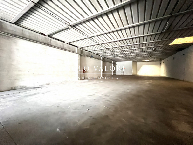 Rif. D236 (per info 338 9387816 Matteo)

Proponiamo in vendita capannone ad uso magazzino, con de...