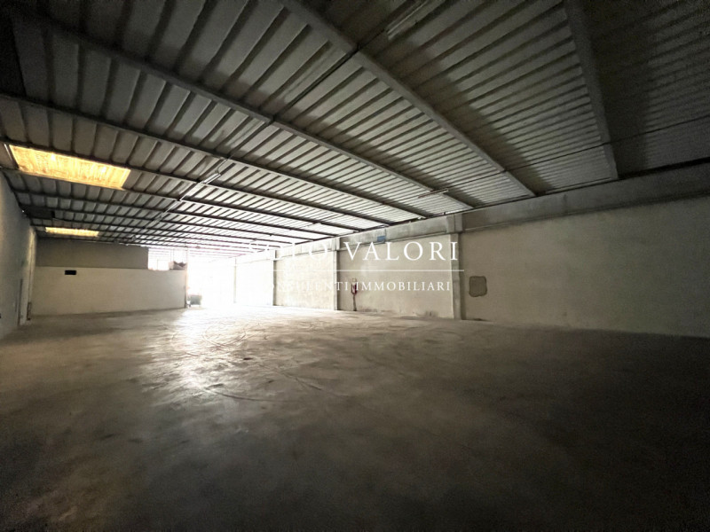 Rif. D236 (per info 338 9387816 Matteo)

Proponiamo in vendita capannone ad uso magazzino, con de...