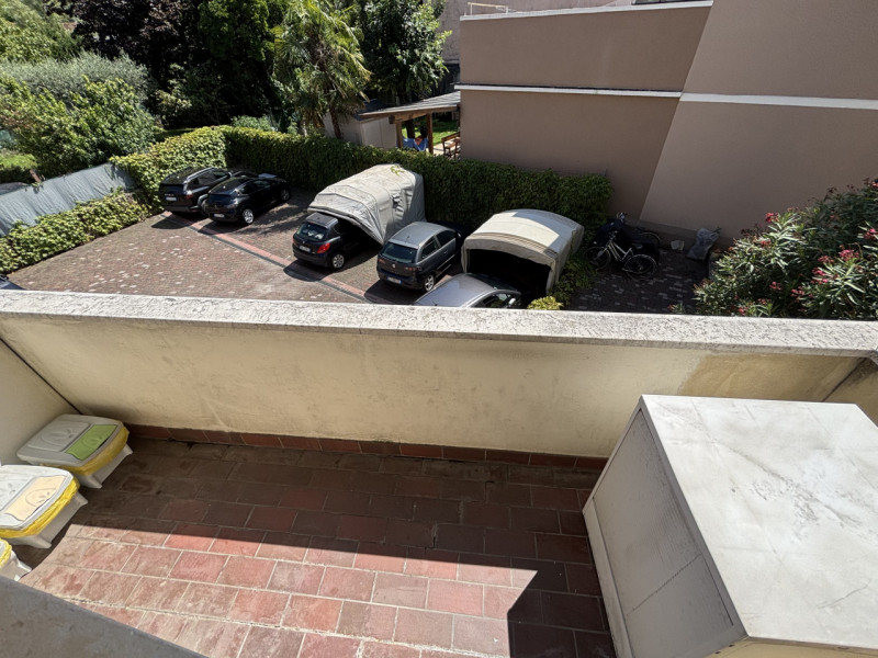 In una delle zone più servite e comode di Vicenza Ovest, proponiamo in vendita un elegante appart...