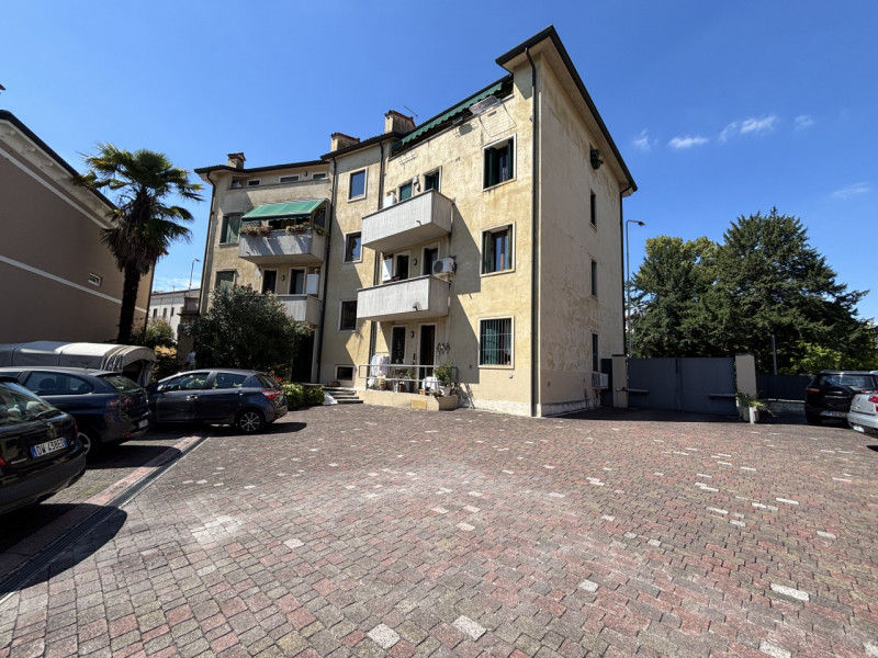In una delle zone più servite e comode di Vicenza Ovest, proponiamo in vendita un elegante appart...