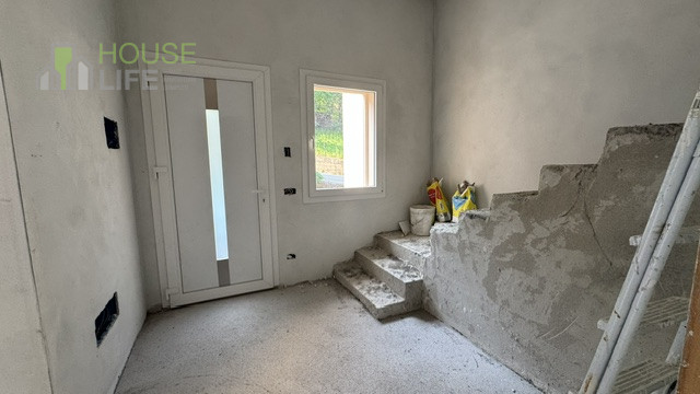 Scopri questo affascinante APPARTAMENTO mansardardato con ingresso indipendente inserito nella pi...